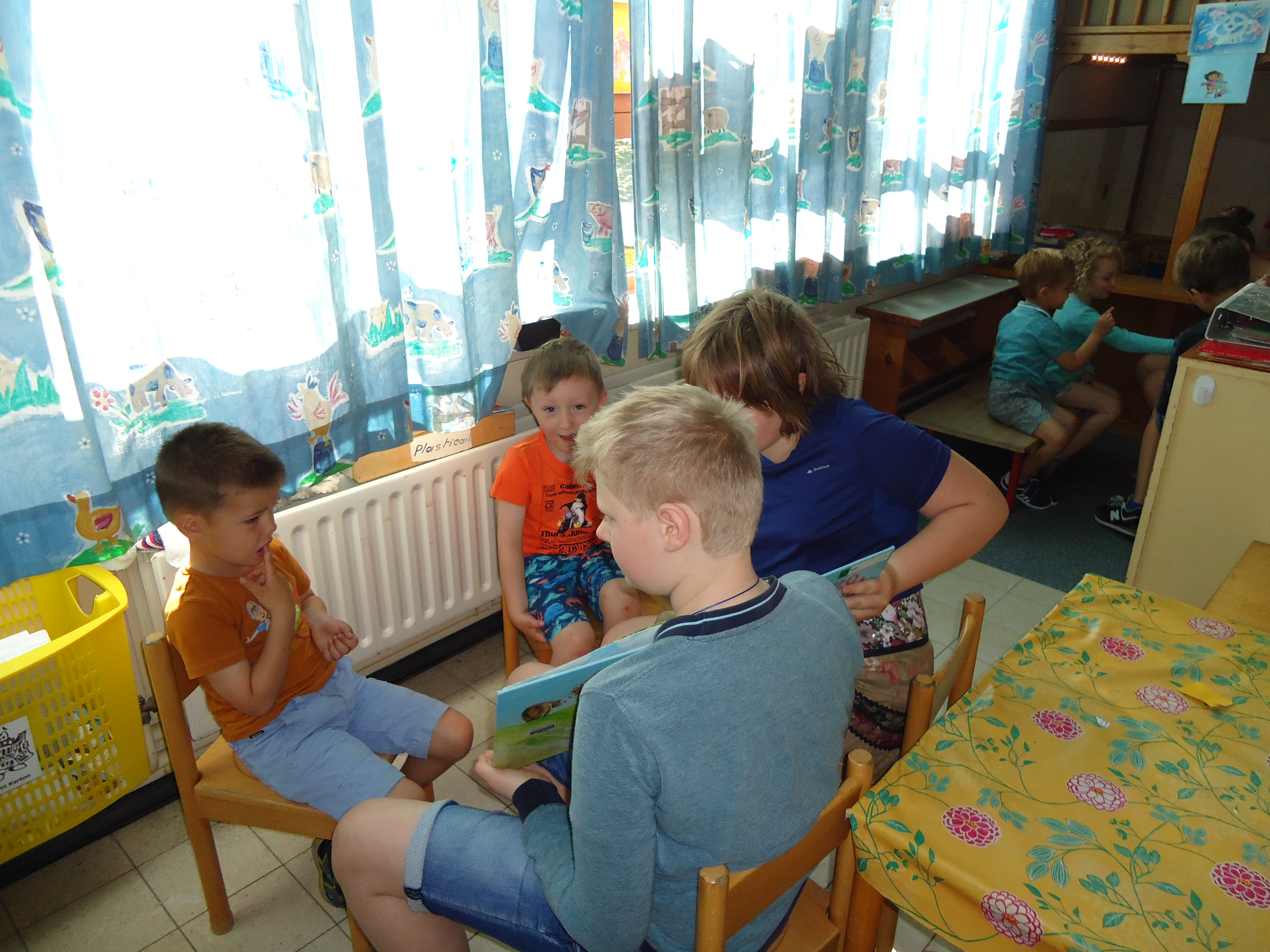 boekje voorlezen in de kleuterschool (juf Lucy)